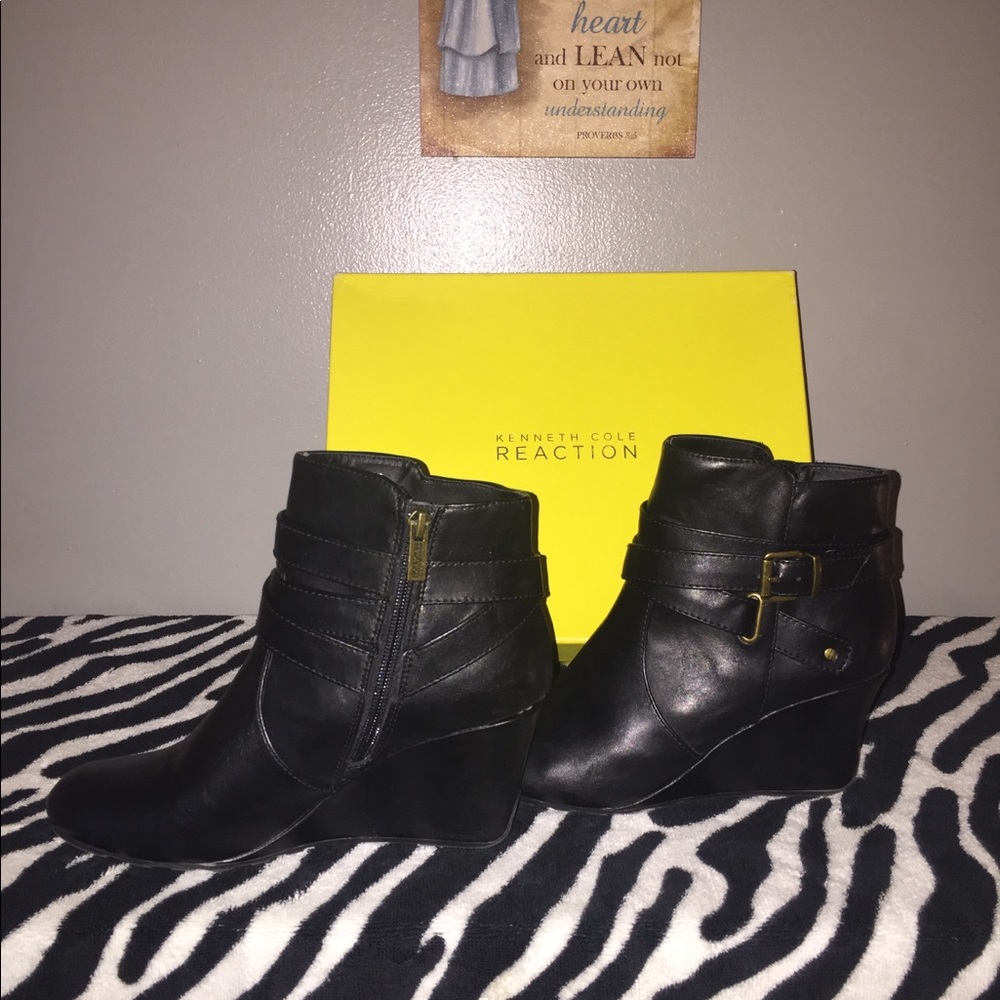 Women shoe boots. Repair need on heel see pics